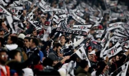 Beşiktaş taraftarlarından 29 Ekim'e özel İzmir Marşı