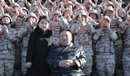 Kim Jong-un’un kızı füze denetlemeyi ‘sevdi’
