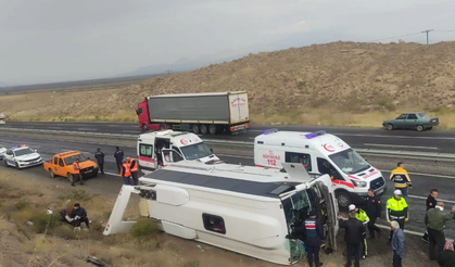 Kayseri'de yolcu minibüsü devrildi: Çok sayıda yaralı var