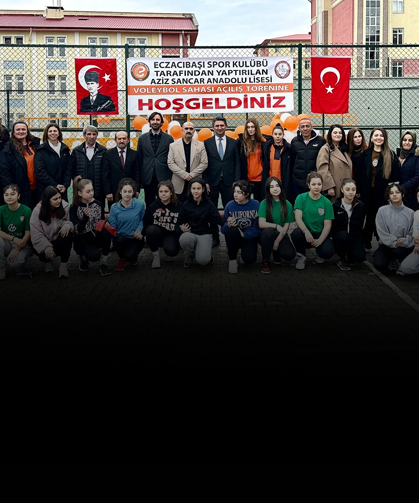 Dünya şampiyonu Eczacıbaşı, deprem bölgesindeki liseye voleybol sahası hediye etti