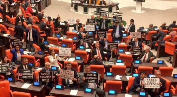 Meclis'te sansür yasası protesto edildi