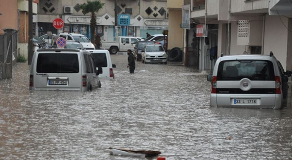 Mersin'de sel faciası! 1 kişi hayatını kaybetti