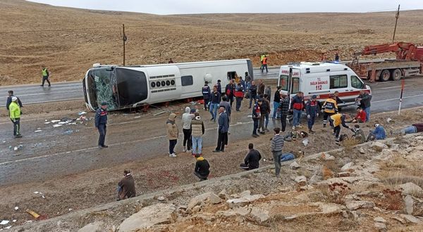 Göçmenleri taşıyan otobüs kaza yaptı: Ölü ve yaralılar var