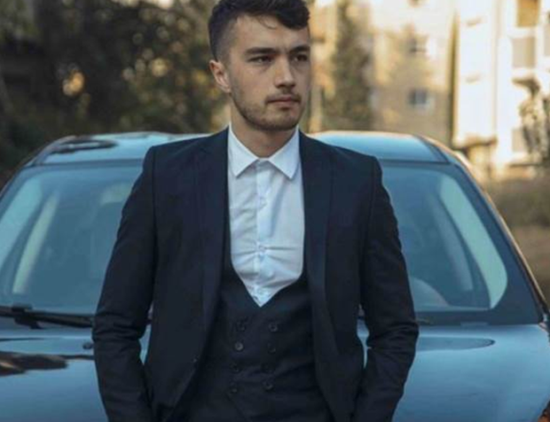 Ünlü oyuncu Burak Dakak, oyun sırasında sahnede kaza geçirdi!
