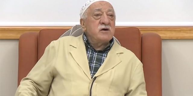 FETÖ elebaşı, Yunan kanalında Türklere hakaret etti: Sarhoş gibiler