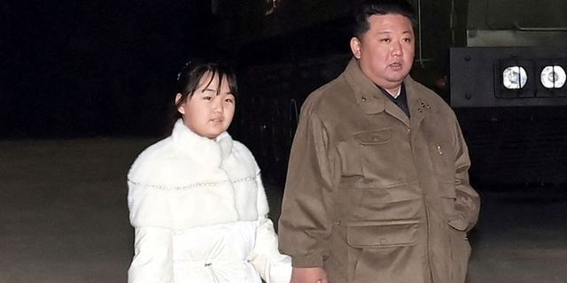 Kim Jong-un kızıyla füze ‘denetledi’ 