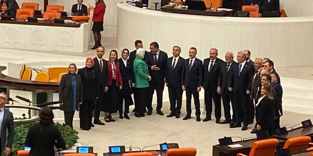 Meclis gergin: AK Partililerden hatıra fotoğrafı