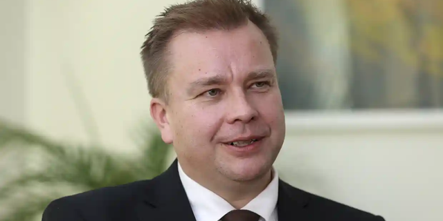 Savaş ‘umurunda değil’: Finlandiya savunma bakanı babalık iznine çıktı