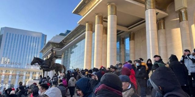 Moğolistan karıştı! Halk gözünü hükümet binasına dikti