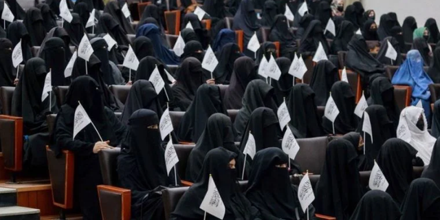 Taliban, kadın öğrencilere üniversiteleri yasakladı