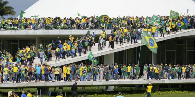 Brezilya’da Bolsonaro taraftarları Meclis'i bastı