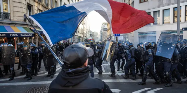 Fransa’da polis şiddeti: Bir protestocu testisini kaybetti