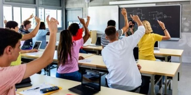 İngiltere’deki iki okulda ‘fiziksel temas’ yasaklandı