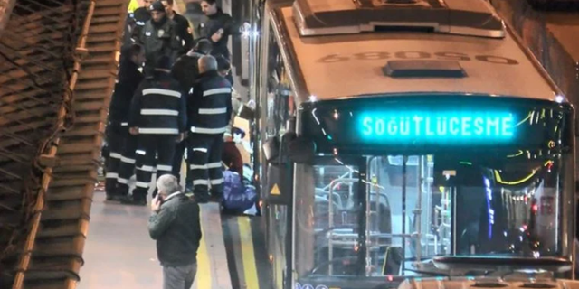 Sefaköy metrobüs durağında feci ölüm