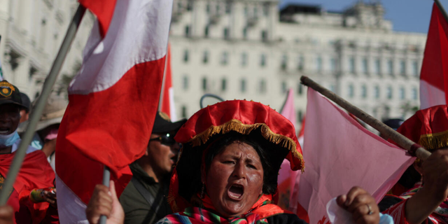 Protestolar devam ederken Peru lideri 'ulusal ateşkes' çağrısında bulundu