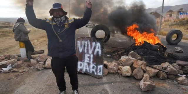 Peru’da kriz devam ediyor: Protestocular polisi yakarak öldürdü 