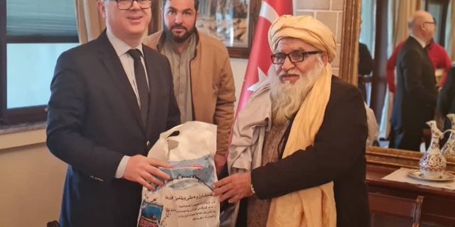 Taliban 50 bin dolarlık deprem yardımını naylon poşetle teslim etti!