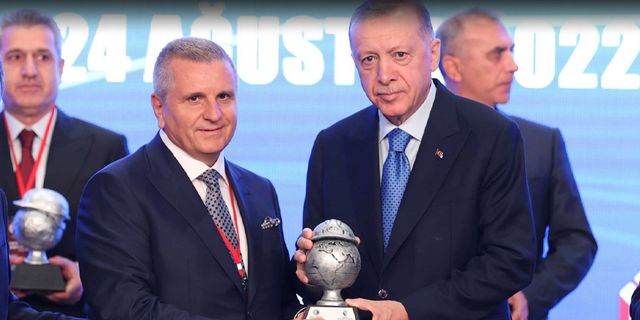 Erdoğan sular altında kalan geçidin müteahhidine ödül vermiş