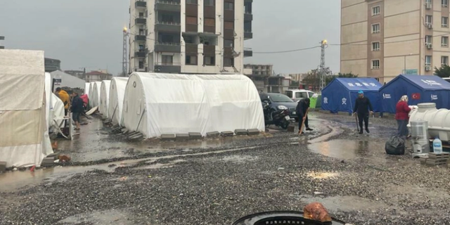 İskenderun'da çadır kentleri su bastı: Depremde ölmedik suda öleceğiz