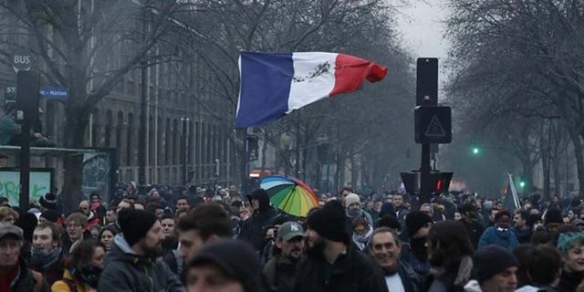 İşçiler haklarını arıyor: Fransa çapında grevler uzadı
