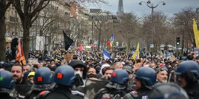 Emeklilik reformuna karşı grevler Paris’i çöplüğe çevirdi