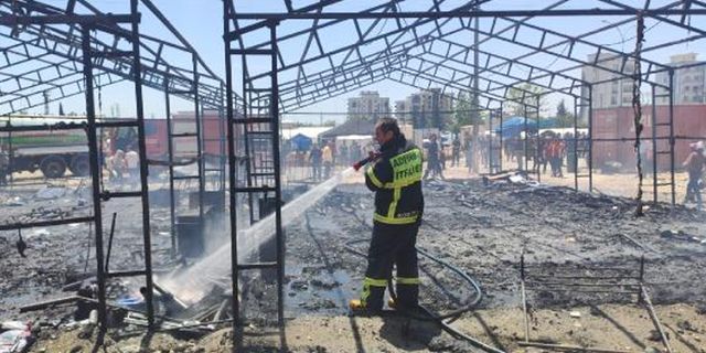 Adıyaman'daki çadır kentte yangın! Tamamen küle döndü