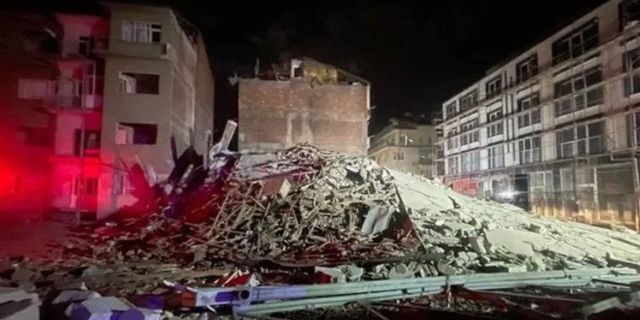 Deprem bölgesinde bina çöktü! 1 kişi enkaz altında hayatını kaybetti