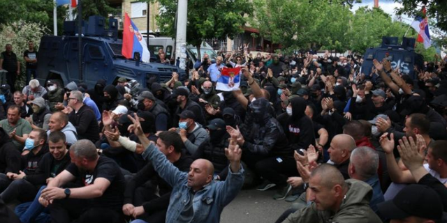 Kosova karıştı! Sırp protestocular onlarca NATO askerini yaraladı