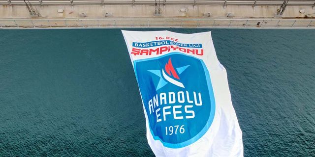 Şampiyon Anadolu Efes'in bayrağı İstanbul Boğazı'na asıldı!