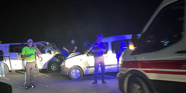 Kazaya karışan Kızılay'ın kan nakil aracına hafif ticari araç çarptı! 1'i uzman çavuş 7 yaralı