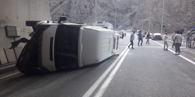 Artvin'de kaza! Düğüne gidenleri taşıyan minibüs devrildi: 15 yaralı