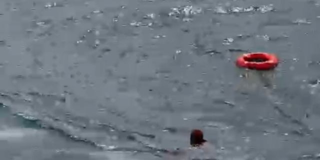 Kadıköy-Eminönü seferini yapan vapurdan denize düşen yolcu kurtarıldı