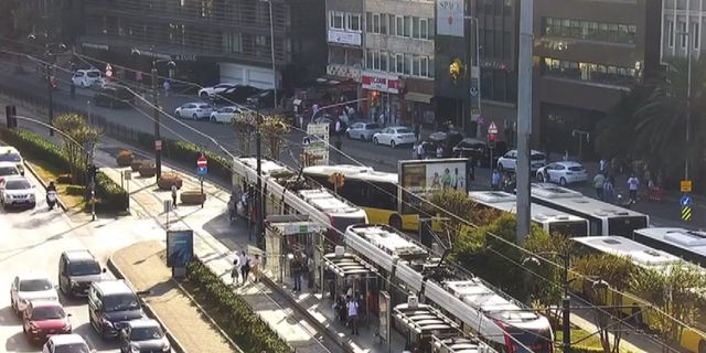 İstanbul'da otobüs tramvaya çarptı! Bölgeye çok sayıda ambulans sevk edildi