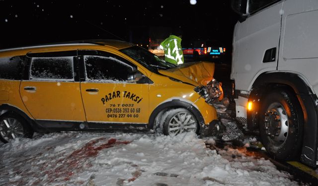 Kars’ta kar esareti: çok sayıda araç buzlanma nedeniyle yolda mahsur kaldı