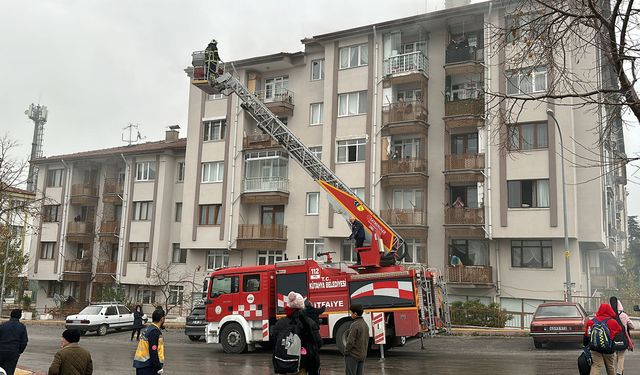 Yangında dumandan etkilenenler, balkondan tahliye edildi