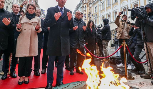 CHP Genel Başkanı Özel, Sonsuz Ateş Anıtı’ndaki törene kaldı