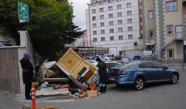 Otomobil, güvenlik kulübesi ile 3 araca çarptı