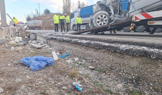 Otomobil direğe çarptı; aynı aileden 3 kişi öldü, 1 bebek yaralandı