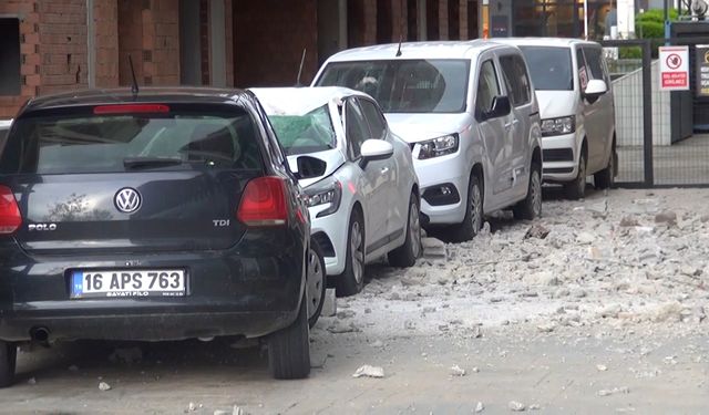 Bursa'da inşaat duvarı otomobillerin üzerine yıkıldı