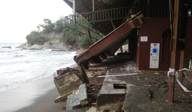 Düzce'de plajdaki tesis, fırtına ve dalgalarla yıkıldı