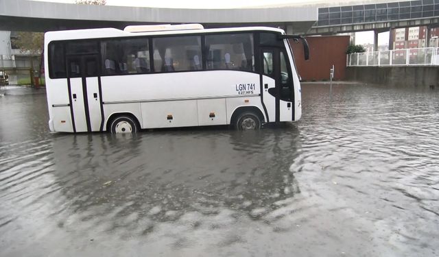 Büyükçekmece'de sanayi sitesini su bastı: Yollar göle döndü