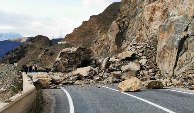 Artvin'in Şavşat ilçesinde heyelan: Kayalar kara yoluna düştü