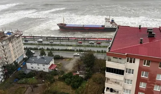 Artvin’de karaya oturan gemi için uzman ekip bekleniyor