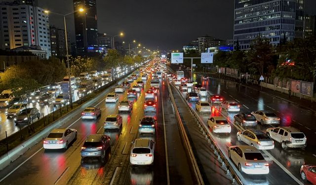 İstanbul'da yağışın etkisiyle trafik yoğunluğu yüzde 89'a ulaştı