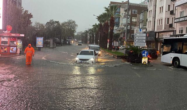 Çanakkale'de sağanak etkisini gösterdi: Cadde ve sokaklar suyla doldu