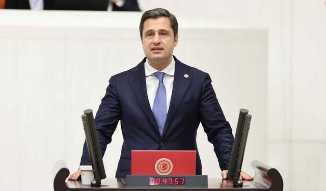 Deniz Yücel, İmamoğlu için gitar çalıp şarkı söyledi