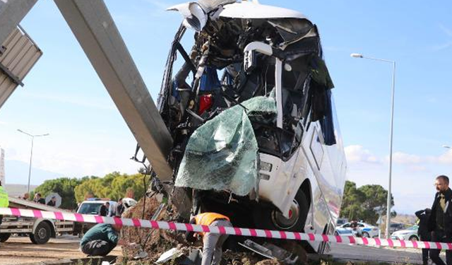 Turistleri taşıyan otobüs otomobille çarpıştı: 29 yaralı