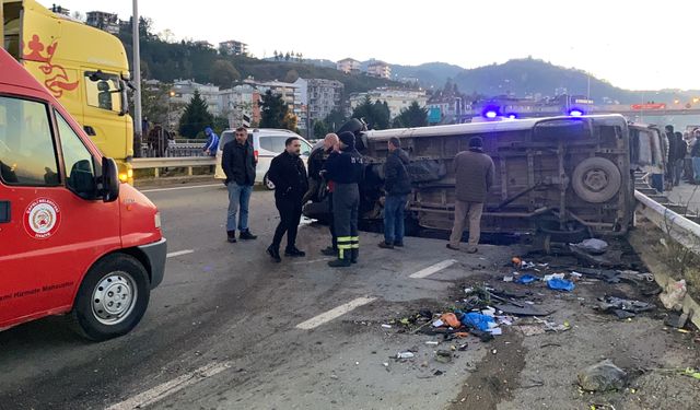 Rize'de minibüs ve otomobil çarpıştı: 4 yaralı