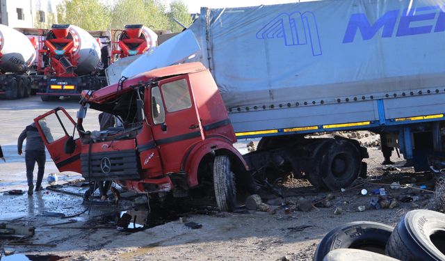 Eskişehir'de 2 TIR, köprüden bağlantı yoluna düştü: 2 şoför ağır yaralı