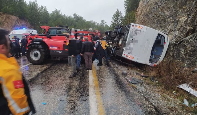 Bursa'da, otobüs ile otomobil çarpıştı: 1 ölü, 3 yaralı